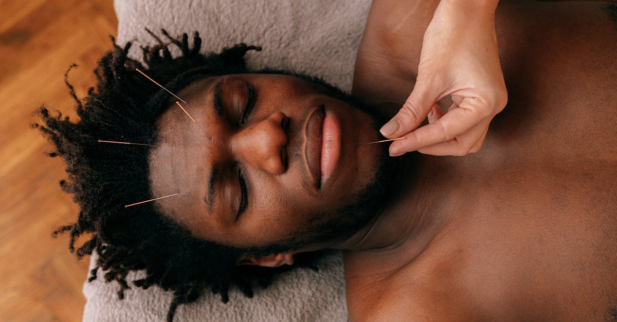 découvrez l'acupression, une méthode de thérapie douce qui utilise des points de pression pour soulager le stress, améliorer la circulation et favoriser le bien-être général. apprenez à pratiquer l'acupression pour mieux gérer vos douleurs et restaurer votre équilibre intérieur.