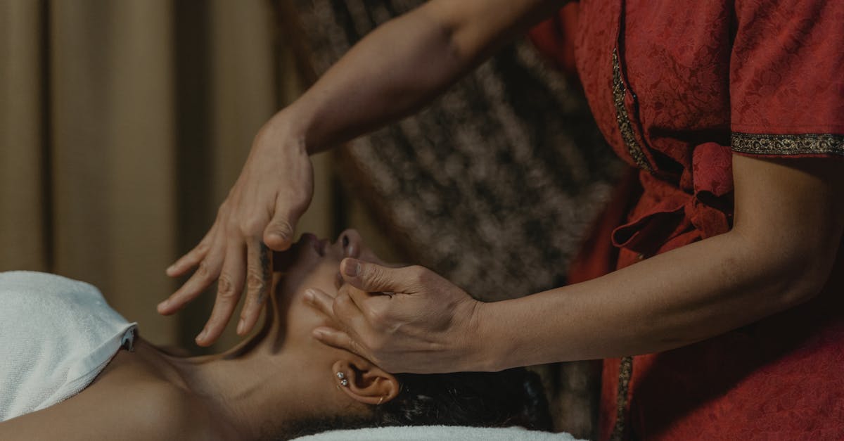 découvrez les bienfaits de l'acupressure, une technique de médecine traditionnelle qui utilise la pression des doigts sur des points spécifiques du corps pour soulager le stress, améliorer la circulation et favoriser le bien-être général.