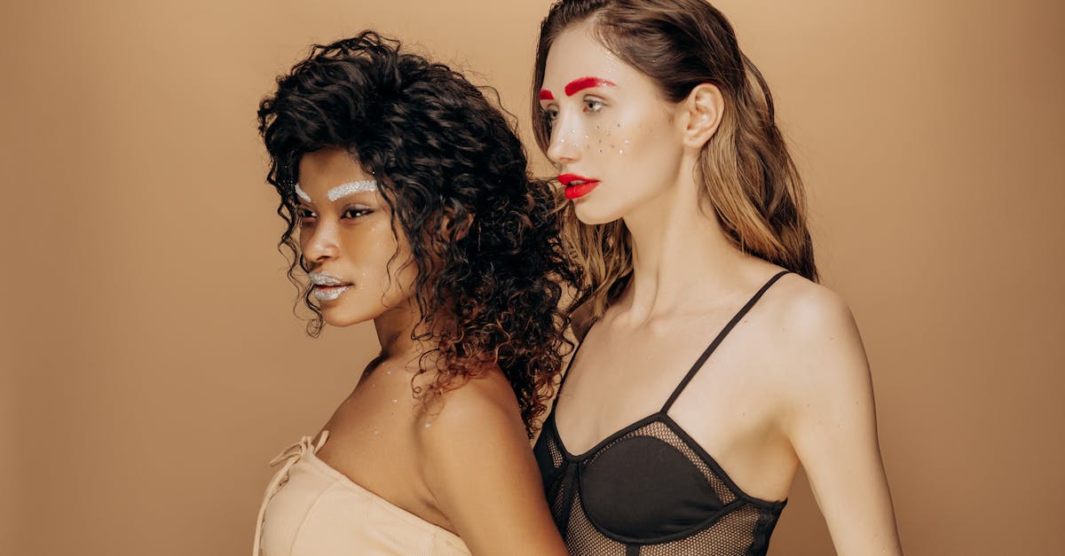 découvrez les dernières tendances en lingerie pour sublimer votre féminité. des styles variés allant des ensembles délicats aux modèles audacieux, explorez nos conseils pour choisir les pièces qui vous correspondent et sublimer votre silhouette avec élégance.