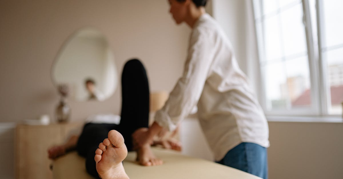 découvrez l'acupression, une technique douce inspirée de la médecine traditionnelle chinoise, qui utilise des points de pression pour apaiser le stress, soulager les douleurs et favoriser le bien-être. apprenez à intégrer cette pratique dans votre routine quotidienne pour une vie plus harmonieuse.