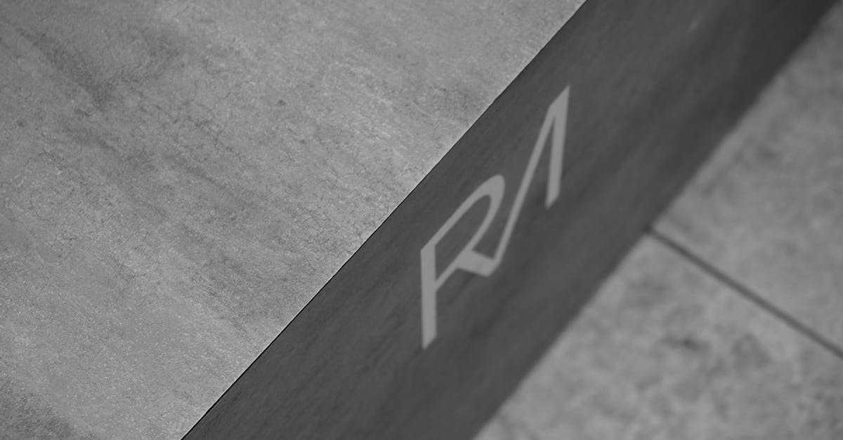 découvrez tout ce que vous devez savoir sur les marques déposées : définition, importance, processus d'enregistrement et protection juridique pour sécuriser votre identité commerciale.